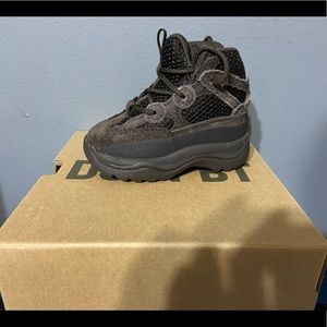 Kids yezzy boots size 5c